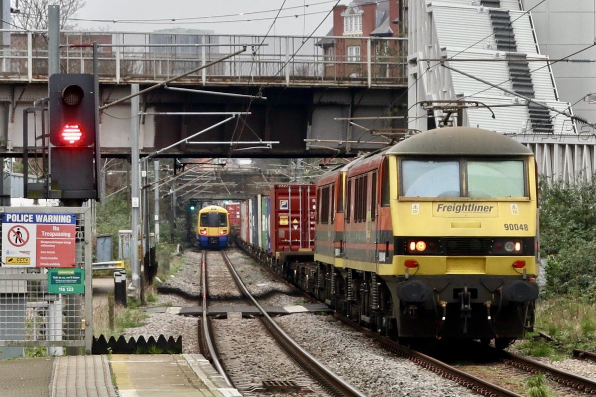 HiPa125's tweet image. Freightliner #Class90 90041+90048 hauling 4L91 0210 Manchester Trafford Park Terminal &amp;gt; Felixstowe North Terminal along the #NorthLondonLine (soon to be #MildmayLine) at Hackney Central