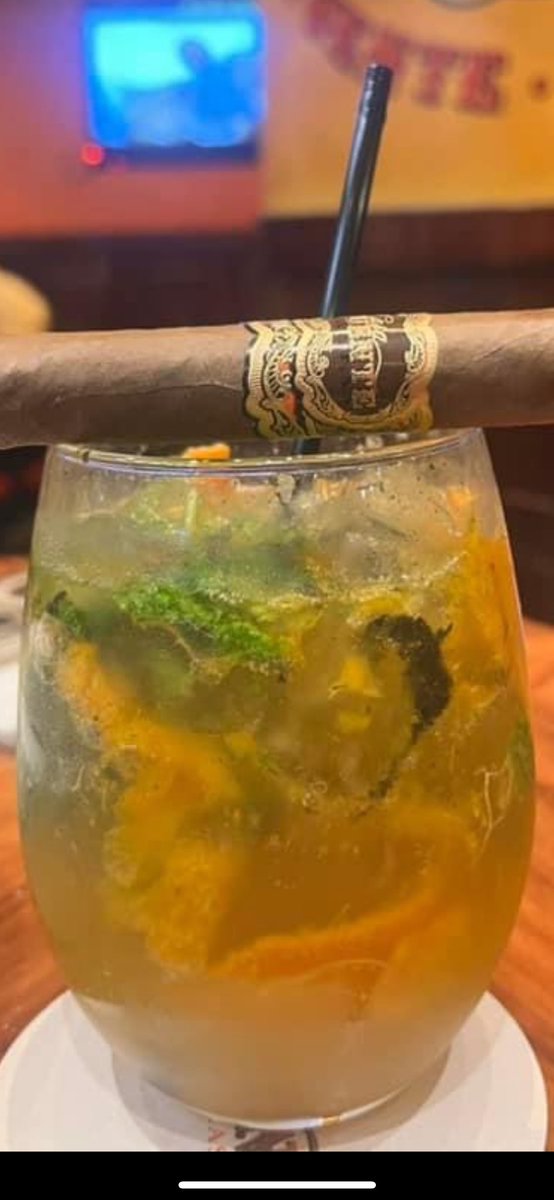 charminmoon's tweet image. A cigar a day… keeps the doctor away 😊
Happy Fuente Friday everyone 
#cigar_world
#pca2024