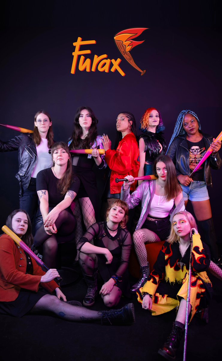 Photo de groupe de l'équipe de FURAX (pas au complet) avec le logo et en compagnie de streameur·euses et créateur·ices de contenu. De gauche à droite : Lizzy Brynn, Joul, Mamapaprika, Natali, Jane, Cosima, Ebibi, Space Thomalice, Konala, Clek Desentredeux