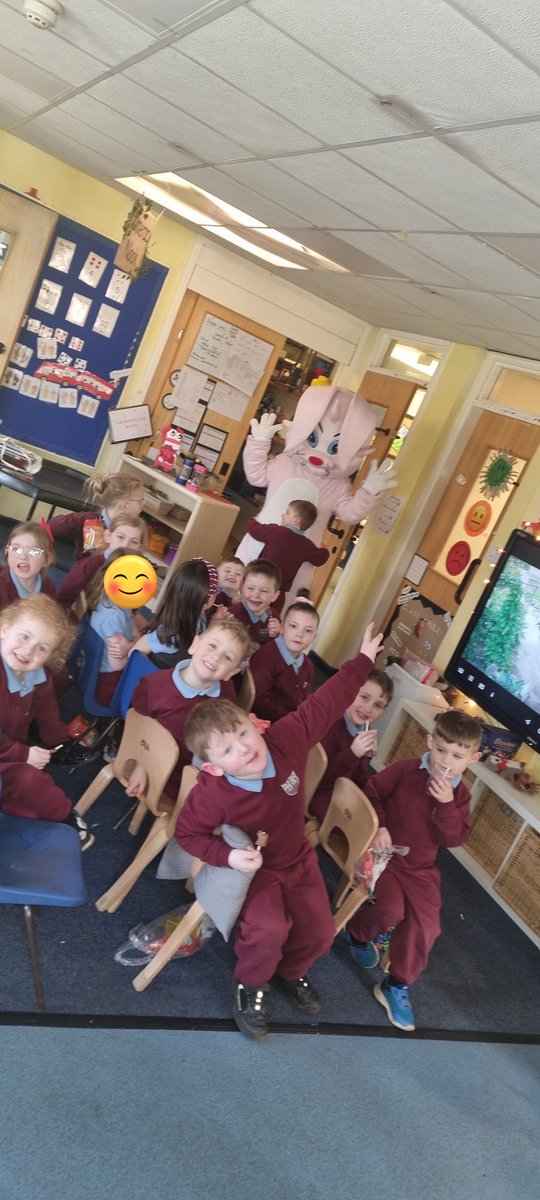 MrsPBHPS's tweet photo. A lovely surprise visit from the Easter bunny this afternoon during our PTA movie treat🐰@beauforthillpri https://t.co/ftgmlRc93s