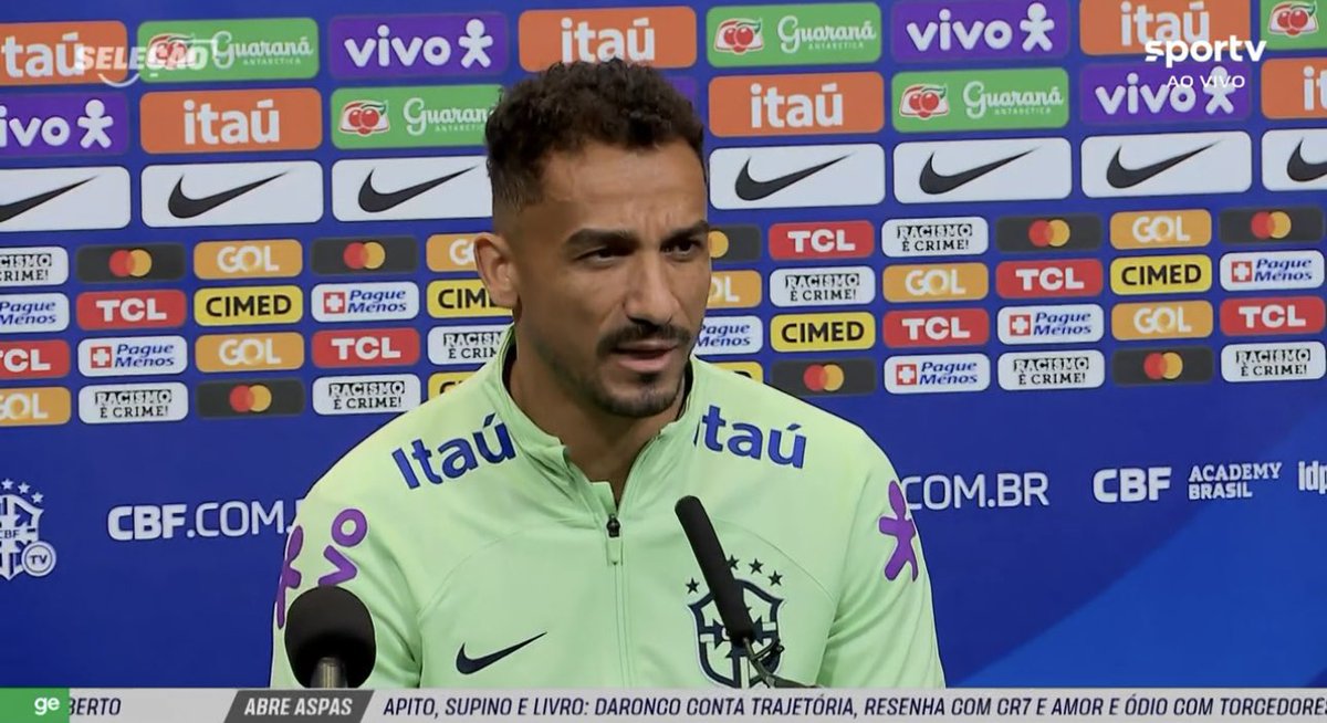 futebol_info's tweet photo. Danilo fala sobre machismo e papel dos jogadores na sociedade e sugere à CBF trabalho de conscientização:

"Entendo que na minha posição, como jogador há mais tempo na Seleção, exercendo o papel que exerço, é importante que eu fale. Acho, sim, que é importante passar por conscientização dentro da Seleção Brasileira, nas categorias de base, mas também gostaria de fazer a reflexão de que a gente não faça o julgamento que isso acontece só no futebol, isso é reflexo da sociedade. Nós, atletas, temos que entender o lugar que a gente ocupa, entender que nossas ações têm um poder maior de influenciar positivamente e negativamente. Está na hora de entender melhor que nosso também é servir de exemplo de comportamento para a juventude."

"Eu procuro me dissociar da figura de jogador, porque a vida continua. Ser jogador é uma parte da minha vida, mas eu tenho outra parcela que também é importante. Dentro dessa parcela cabe aprendizado. Temos que entender que temos mães, irmãs, filhas, esposas, namoradas e que essas mulheres passam por provações e pensamentos que os homens não passam, como pensar em que roupa vai sair. Conversando com uma pessoa outro dia, ela me disse: 'Se tem um caminhão parado na rua, eu não passo atrás porque tenho receio que ali tenha alguém que me faça mal'. Nós, homens, não temos esse tipo de receio."

"É importante, falo mais uma vez para o Rodrigo (Paiva, diretor de comunicação da CBF), poder iniciar essa conscientização, trazer conversas e debates, principalmente para a juventude que é onde a gente consegue formar de forma mais genuína esse pensamento, se colocando no lugar das mulheres de forma empática e que elas possam ter mais liberdade para poder ocupar os lugares que merecem ocupar."

🗞 @geglobo | @cahemota
📸 Reprodução/SporTV