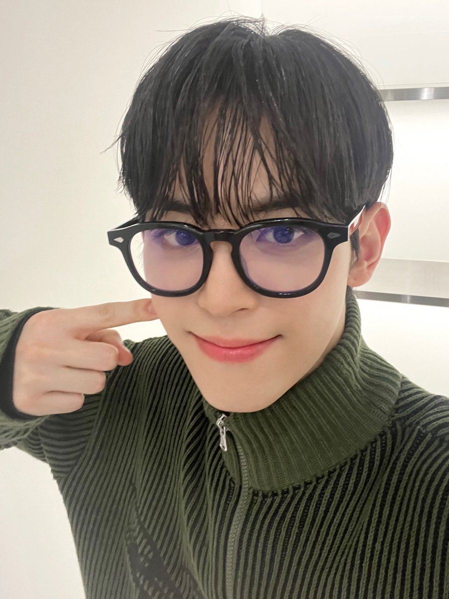 PB_khb's tweet photo. ㅋ 김현빈 전나어른남자됐는데 셀카실력 강쥐코딱지만큼늘었대요 ㅋㅋㅋㅋㅋㅋㅋㅋㅋㅋㅋㅋㅋㅋ https://t.co/upKWOvZXrs