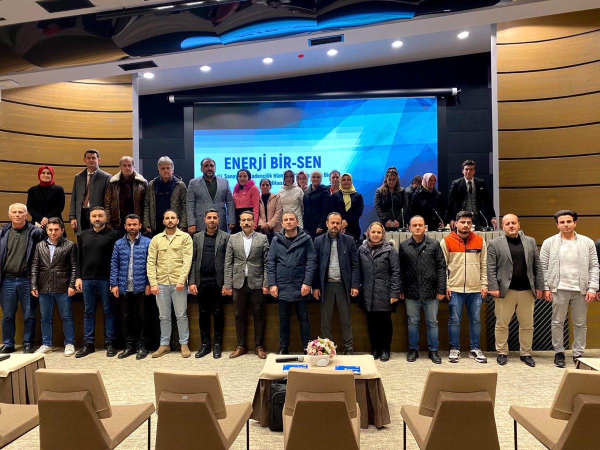 Enerji Bir-Sen Genel Başkan Yardımcısı Sezgin Demirci DSİ Trabzon 22. Bölge Müdürlüğü çalışanlarıyla bir araya gelerek, 7. Dönem Toplu Sözleşme süreci ve sendikal gündeme ilişkin bilgilendirme toplantısı gerçekleştirildi.