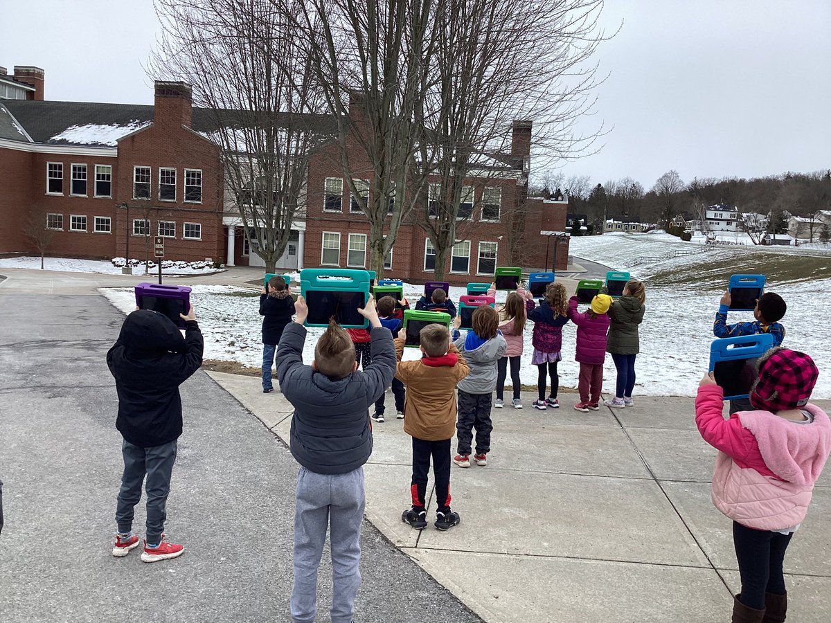 kloss_class's tweet photo. In the Fall on Fridays we had a tree that we would visit, take a picture of, and write a sentence about. We revisited the tree today to write about what we now see. https://t.co/tSUMUwyRvY