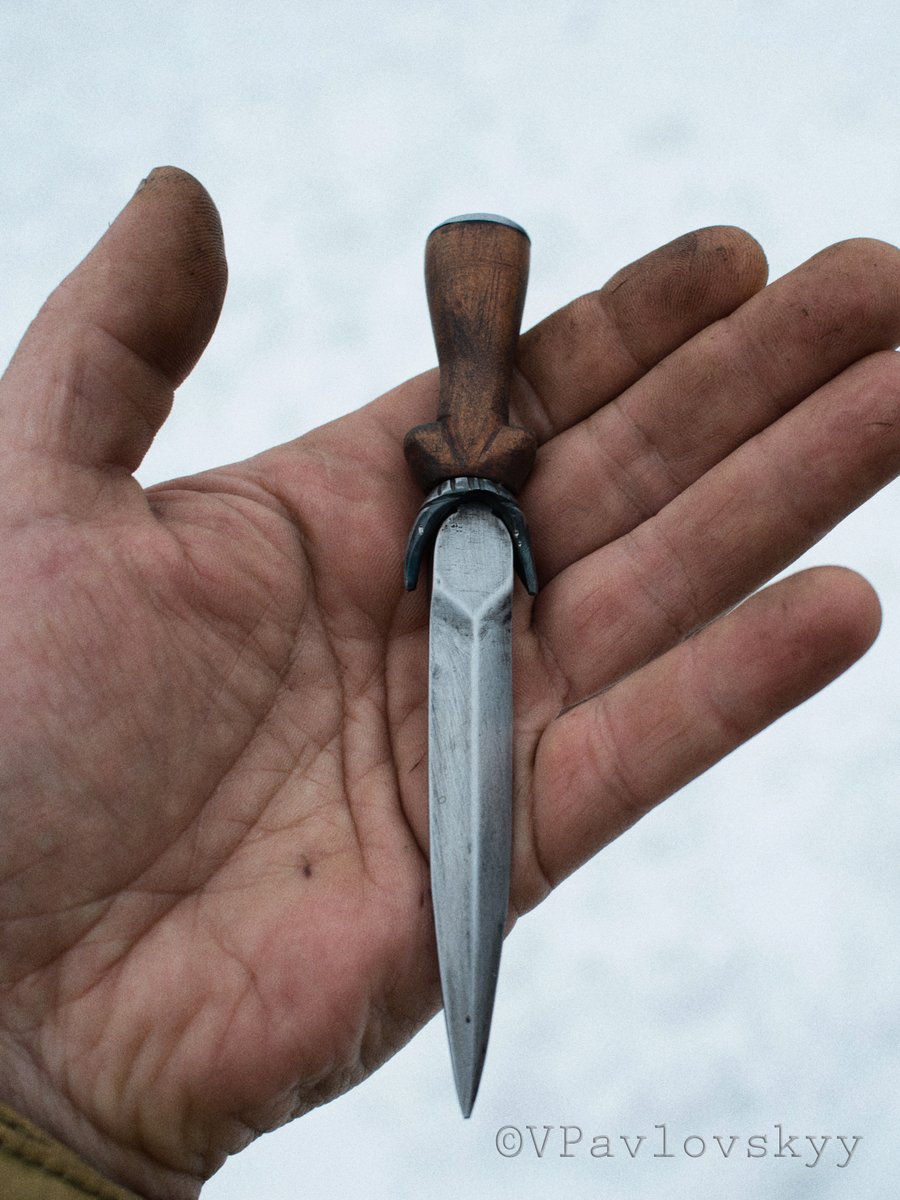 VPavlovskyyArt's tweet photo. Bullock (miniature), dagger with balls.
#middleages #steelarms #historyweapons #miniarms #knife #dagger #handmade #bullock https://t.co/3iIQ79We8a