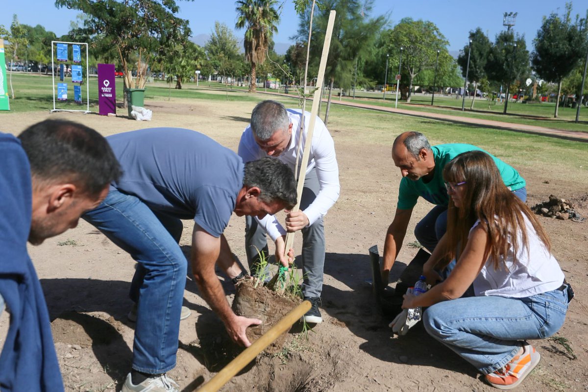 diegocostarelli's tweet photo. En el Día del Agua junto a @CocaColaAndina realizamos plogging, plantamos árboles y dialogamos sobre la importancia de cuidar el ambiente y el recurso hidrico  en nuestra provincia. https://t.co/arlCNrT8Sx