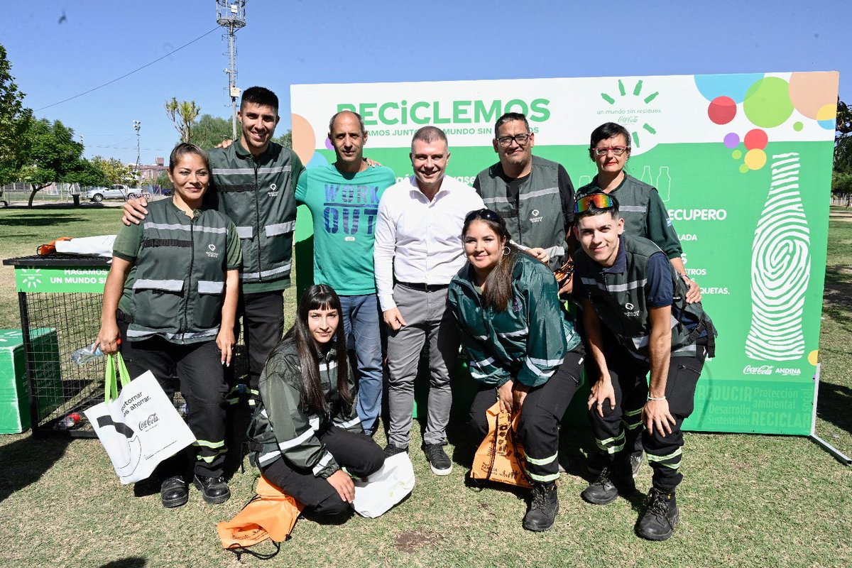 diegocostarelli's tweet photo. En el Día del Agua junto a @CocaColaAndina realizamos plogging, plantamos árboles y dialogamos sobre la importancia de cuidar el ambiente y el recurso hidrico  en nuestra provincia. https://t.co/arlCNrT8Sx
