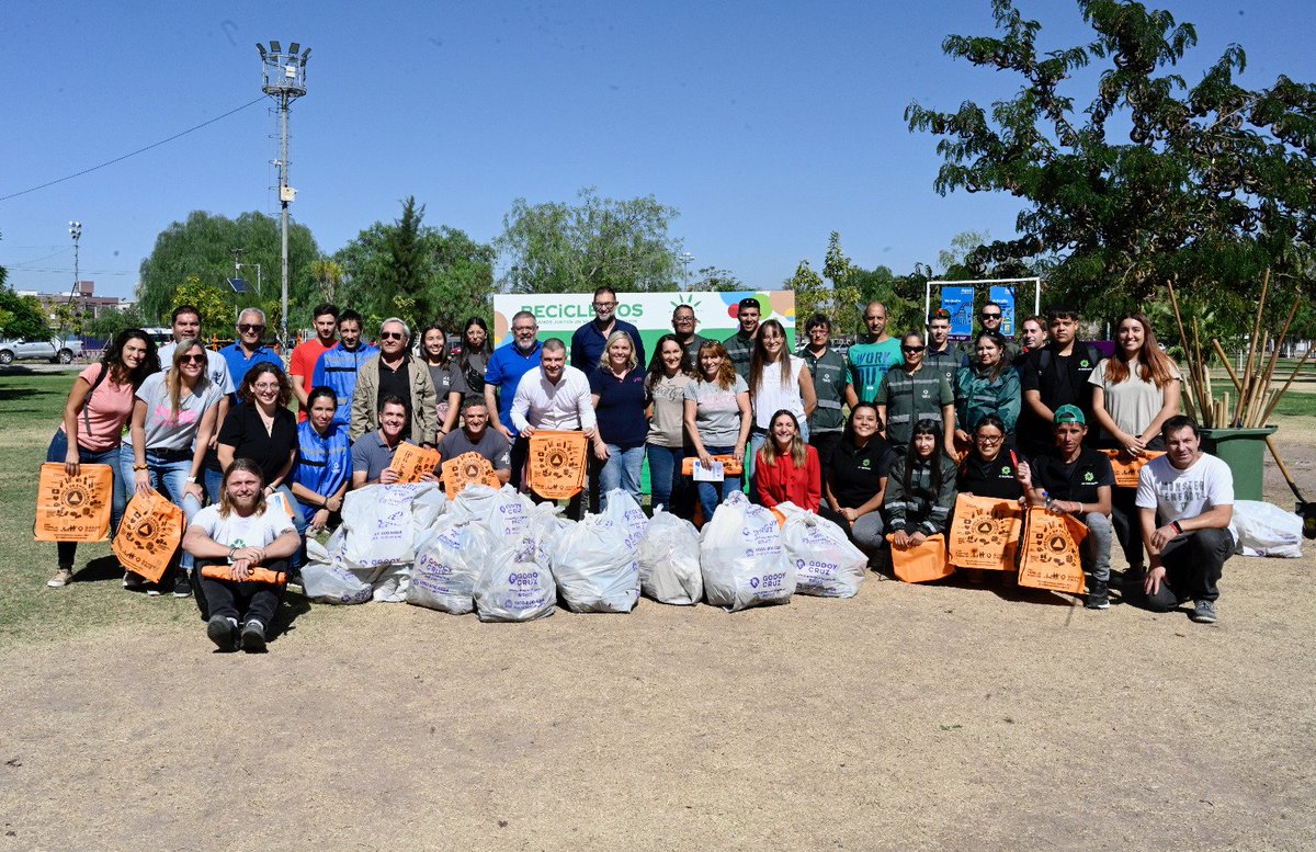 diegocostarelli's tweet photo. En el Día del Agua junto a @CocaColaAndina realizamos plogging, plantamos árboles y dialogamos sobre la importancia de cuidar el ambiente y el recurso hidrico  en nuestra provincia. https://t.co/arlCNrT8Sx