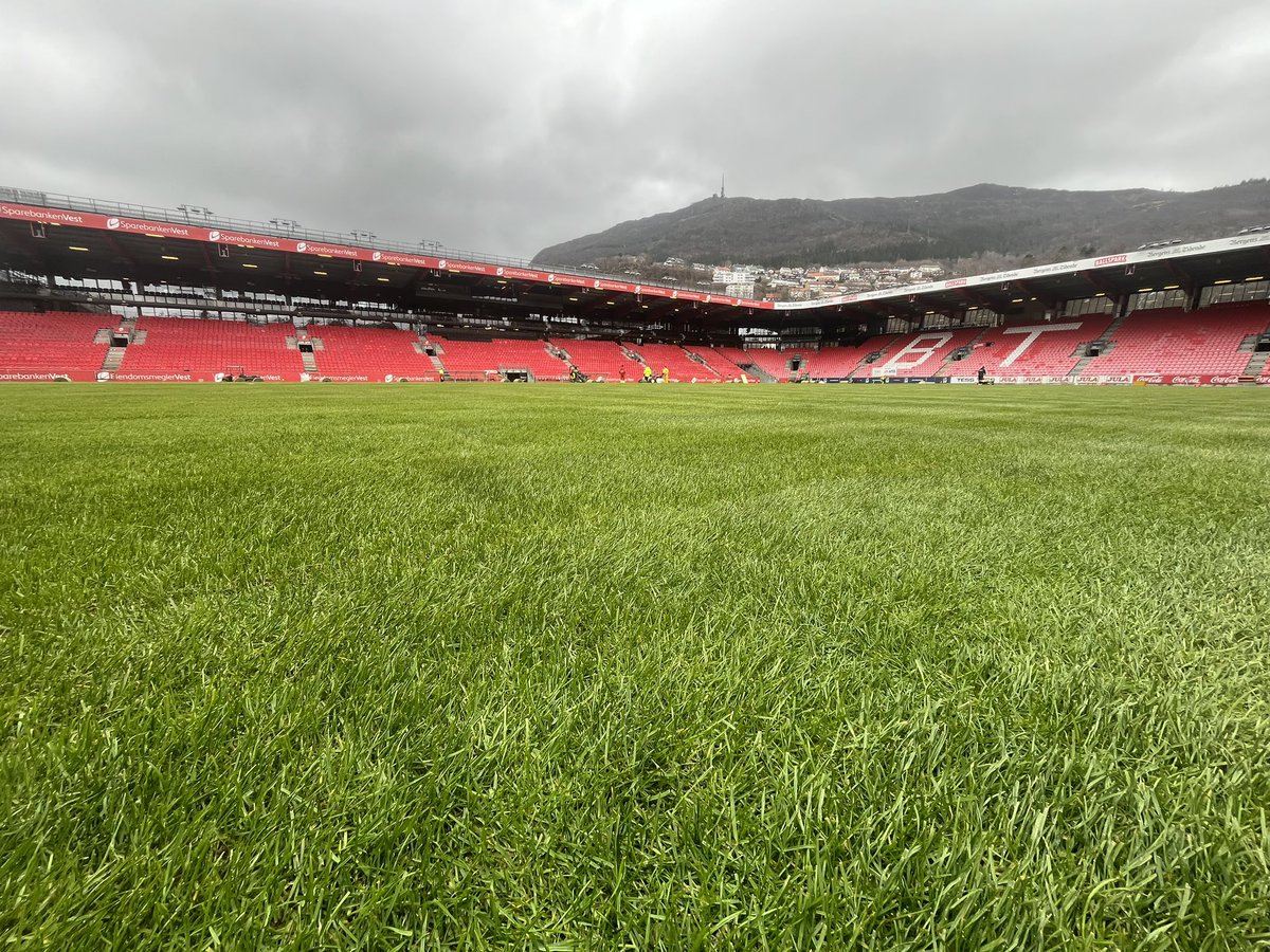 halvoreileraas's tweet photo. 2 dager med flinke folk i Bergen denne uken. Siste rest rulles ut imorgen og banen er i utgangspunktet kampklar samme kveld!
Lykke til med vedlikeholdet Håkon og resten av gjengen i Brann💪🌱
#sportsurface #rapposrl #limonta #mixtofamily #elitefotballskalspillespågress https://t.co/7uyyS0wsHZ
