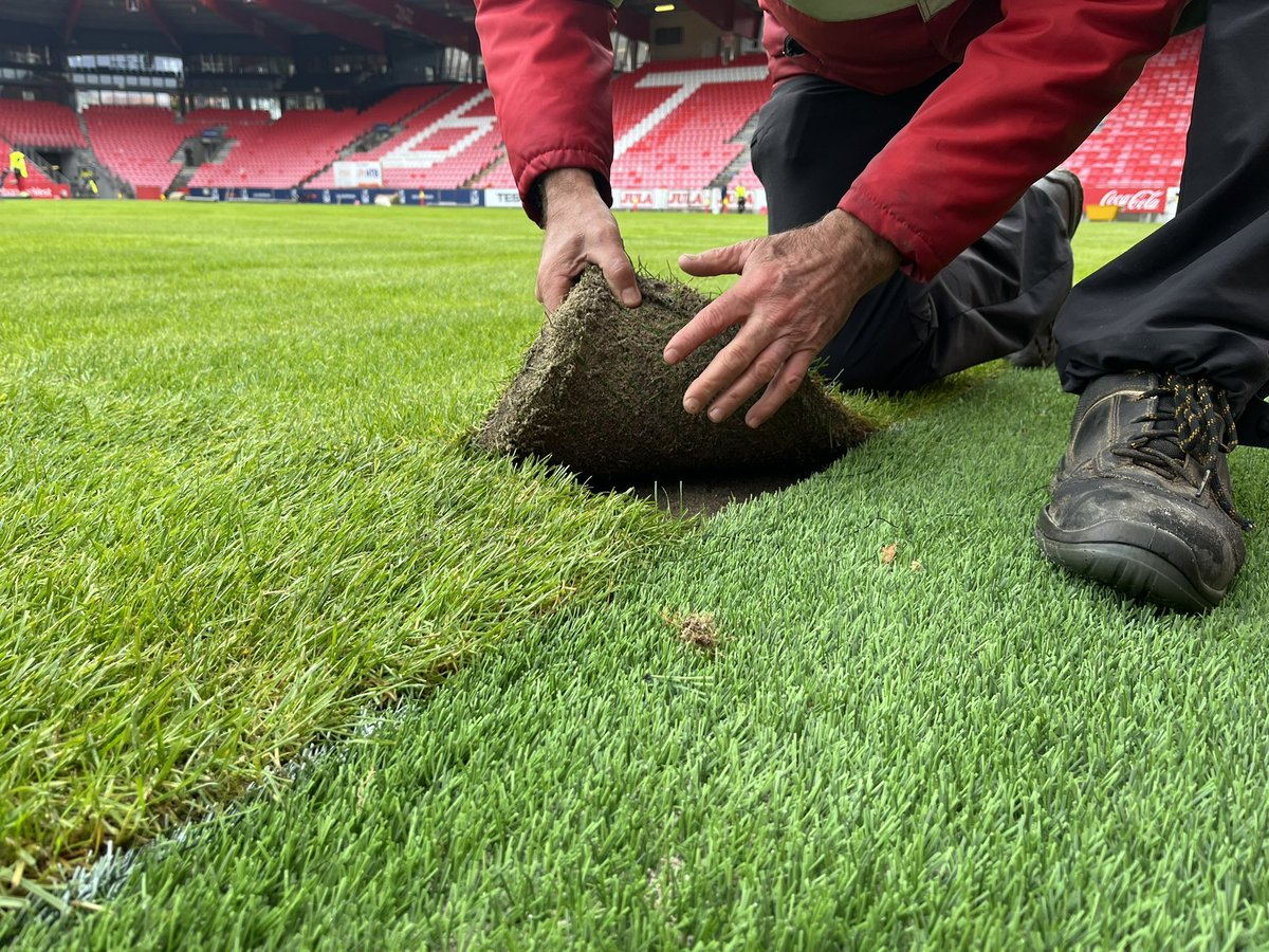 halvoreileraas's tweet photo. 2 dager med flinke folk i Bergen denne uken. Siste rest rulles ut imorgen og banen er i utgangspunktet kampklar samme kveld!
Lykke til med vedlikeholdet Håkon og resten av gjengen i Brann💪🌱
#sportsurface #rapposrl #limonta #mixtofamily #elitefotballskalspillespågress https://t.co/7uyyS0wsHZ