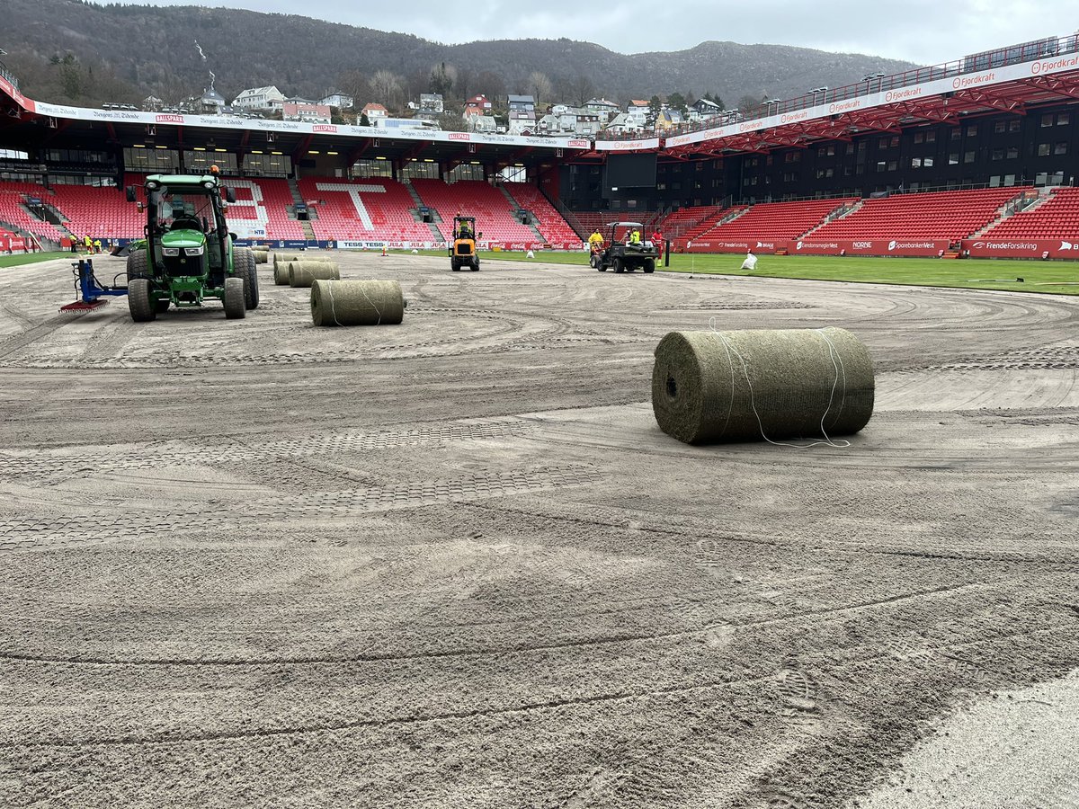 halvoreileraas's tweet photo. 2 dager med flinke folk i Bergen denne uken. Siste rest rulles ut imorgen og banen er i utgangspunktet kampklar samme kveld!
Lykke til med vedlikeholdet Håkon og resten av gjengen i Brann💪🌱
#sportsurface #rapposrl #limonta #mixtofamily #elitefotballskalspillespågress https://t.co/7uyyS0wsHZ