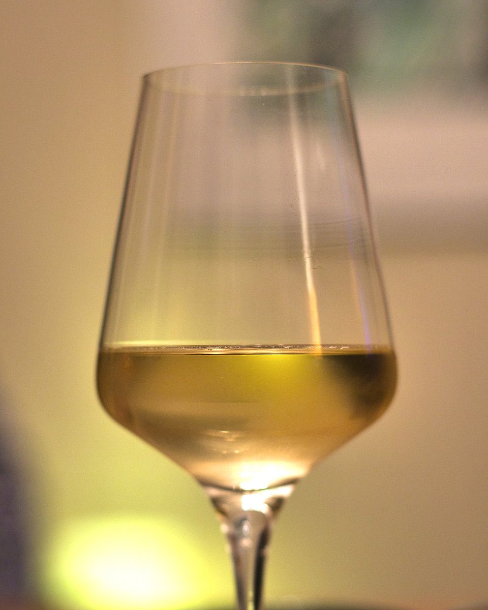 TastyTalesTV's tweet photo. We paired this fresh and fruity, unfiltered 2022 Pinot Gris with a flavorful Indian beef curry. The cool Dutch climate gives this wine from Domaine d’Heerstaayen a slightly more citrus character, but also typical notes of peach and apple are present. #winelover #dutchwine https://t.co/7RCKvSS3W3