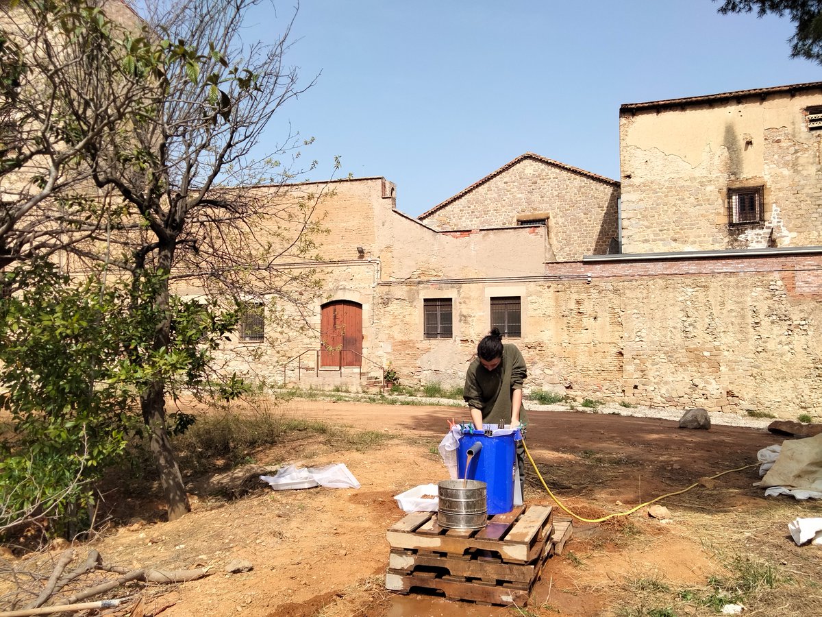 srieramora's tweet photo. Iniciem la campanya de flotació de sediments de la nova excavació arqueològica en el monestir de Pedralbes, en col.laboració amb l'empresa ATICS
S'emmarca dins de l'estudi bioarqueològic i de l'alimentació de les clarisses @UB_SERP  @MPedralbesBCN @arqueologiabcn @monbones https://t.co/8eVXXya4kE