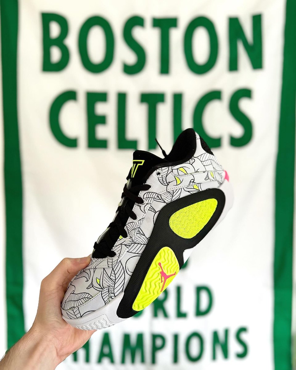 TheBostonBrit's tweet photo. The @jaytatum0 2’s hit the UK 🇬🇧
In hand these are 😮💨🔥!
#Tatum2 #Jordan https://t.co/BpDGnSQzll