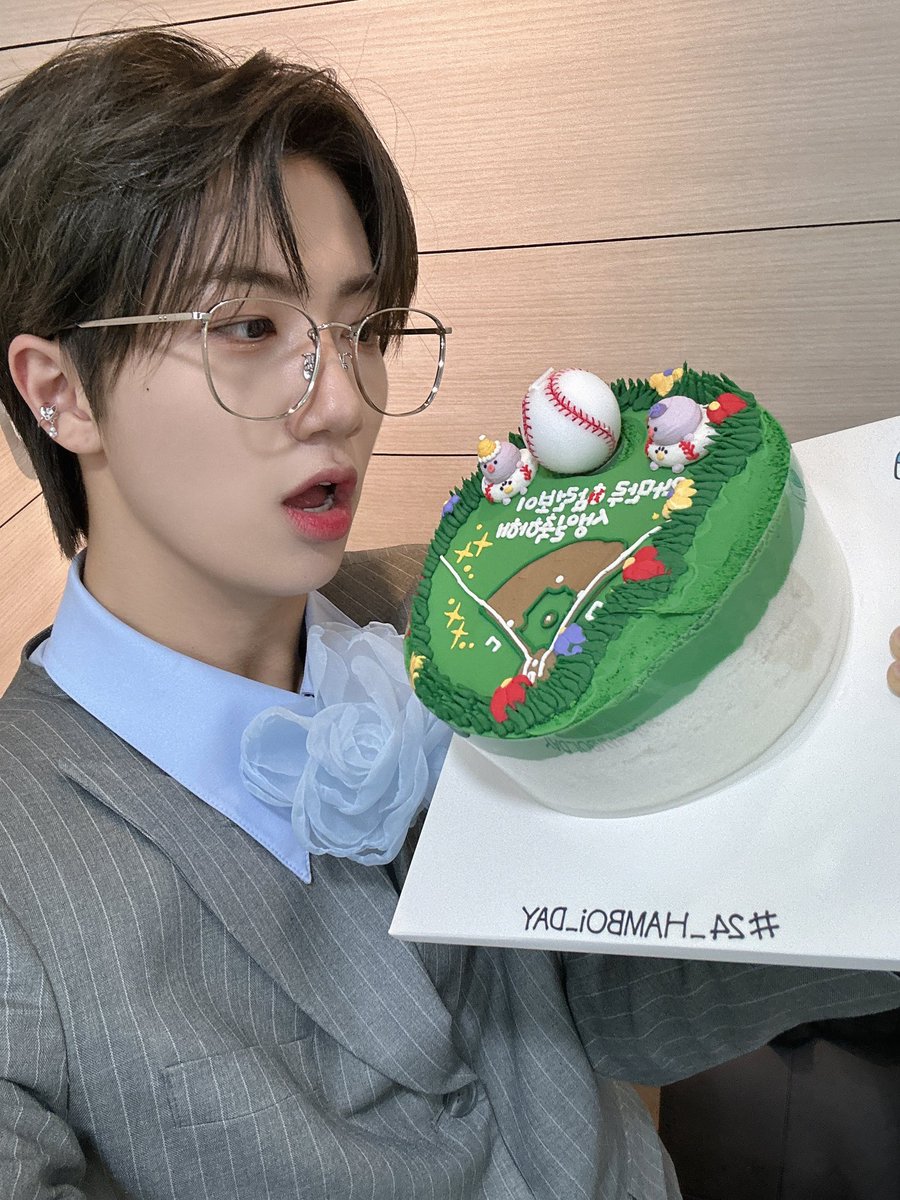 여러분이 없었다면 행복을 찾느라 하루하루 많이 지쳤을 거 같아여ㅎ 제 행복으로 항상 옆에 있어주셔서 너무너무 감사합니다 사랑해여❤ 
-지금 세상에서 제일 행복한 사람 올림 
#원진 #HAPPYWONJINDAY
#HAppy_Moments_With_원Jini