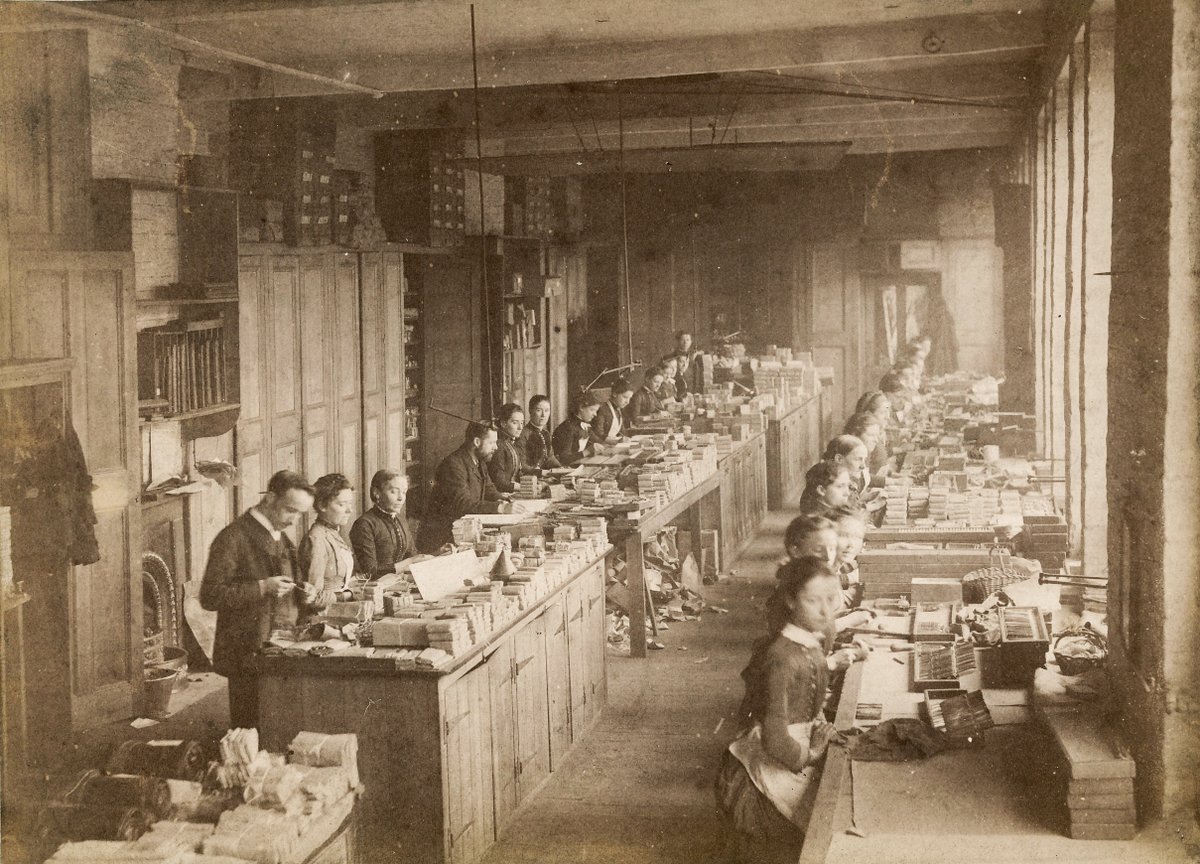 eggintonknives's tweet photo. This photograph was taken inside “Washington Works” on Wellington Street in Sheffield. It shows their warehouse. The women on the front benches would inspect, clean and oil-stone knives before passing over for packing on the benches behind.
#sheffield #oldphotosofsheffield #knife https://t.co/Zpfo2BMTbJ
