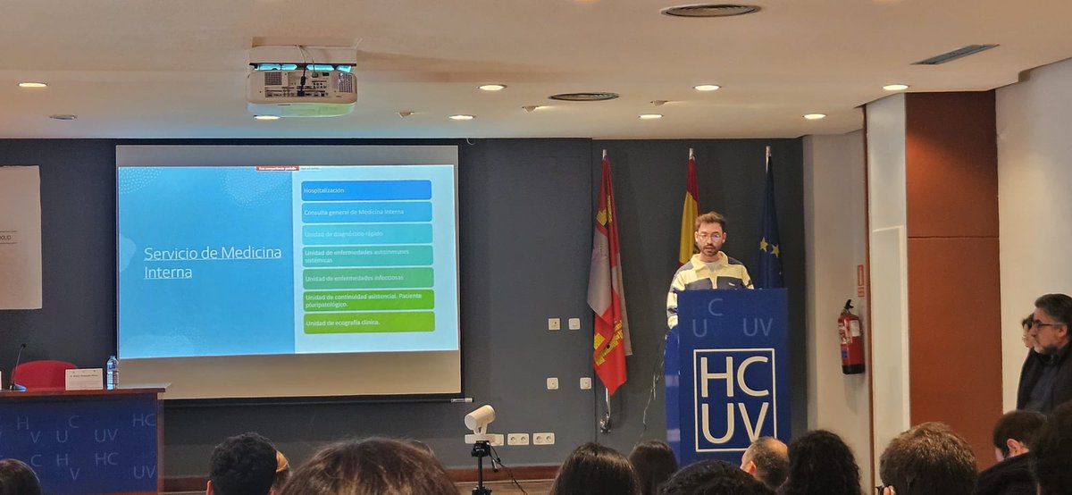 Nuestro compañero <a href="/AlbertoRgez/">Alberto</a> presenta el servicio de #MedicinaInterna en las jornadas de puertas abiertas del Hospital Clínico de Valladolid 

Si quieres hacer interna, no dudes en venir a visitarnos. 

#osesperamos #Orgullodeserinternista