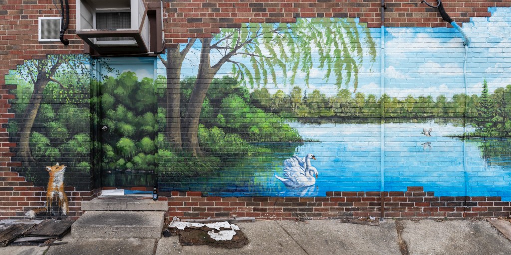 #StARTSpotlight 👩‍🎨 Happy #WorldWaterDay! 🌊 This artwork is by Marg Cresswell (@muralsbymarg), and was painted in 2023 as a part of the StART Support program. 📍 834 The Queensway 📷: Mark Segal (@markdsegal)