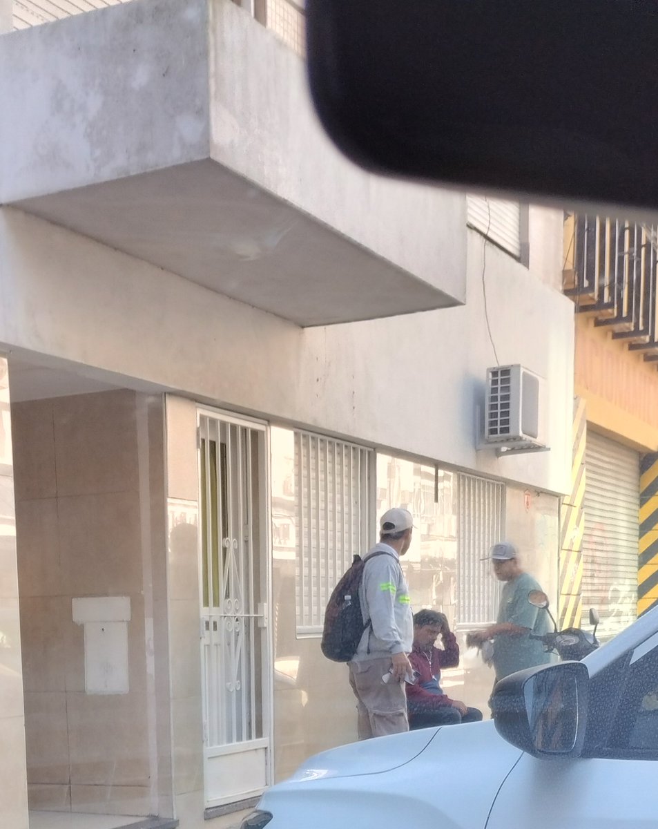 FedeLagos's tweet image. Así conviven los trapitos y los que te roban con el estacionamiento medido en la Cortada Ricardone.....@MuniRosario @pablojavkin @DGTRosario @TransitoRos @TransitoRosOk