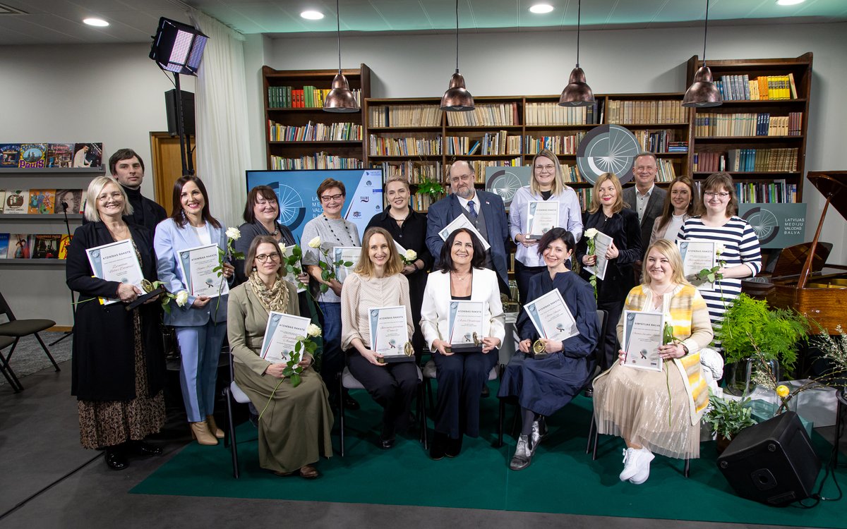 _vvc's tweet photo. 🎉 Apbalvoti akcijas “Latvijas mediju valodas balva” 2023. gada laureāti.

Vairāk: https://t.co/5eR51Weje5

#Valstsvalodascentrs #NEPLP #Latvijasmedijuvalodasbalva #LMVB #akcija https://t.co/Q53soYu1Km