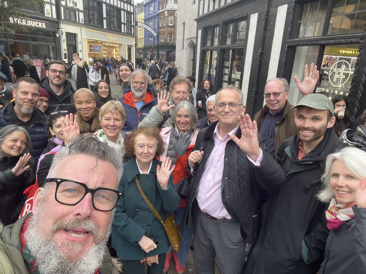 #EnglishTourismWeek24 Music fans from far-and-wide, some in town for gigs (Buzzcocks, Justin Hayward, Simple Minds), some on vacation, some locals on a day-off and one birthday boy! What a pleasure to show them all around on the Rock’n’Roll London walk today #FridayFeeling