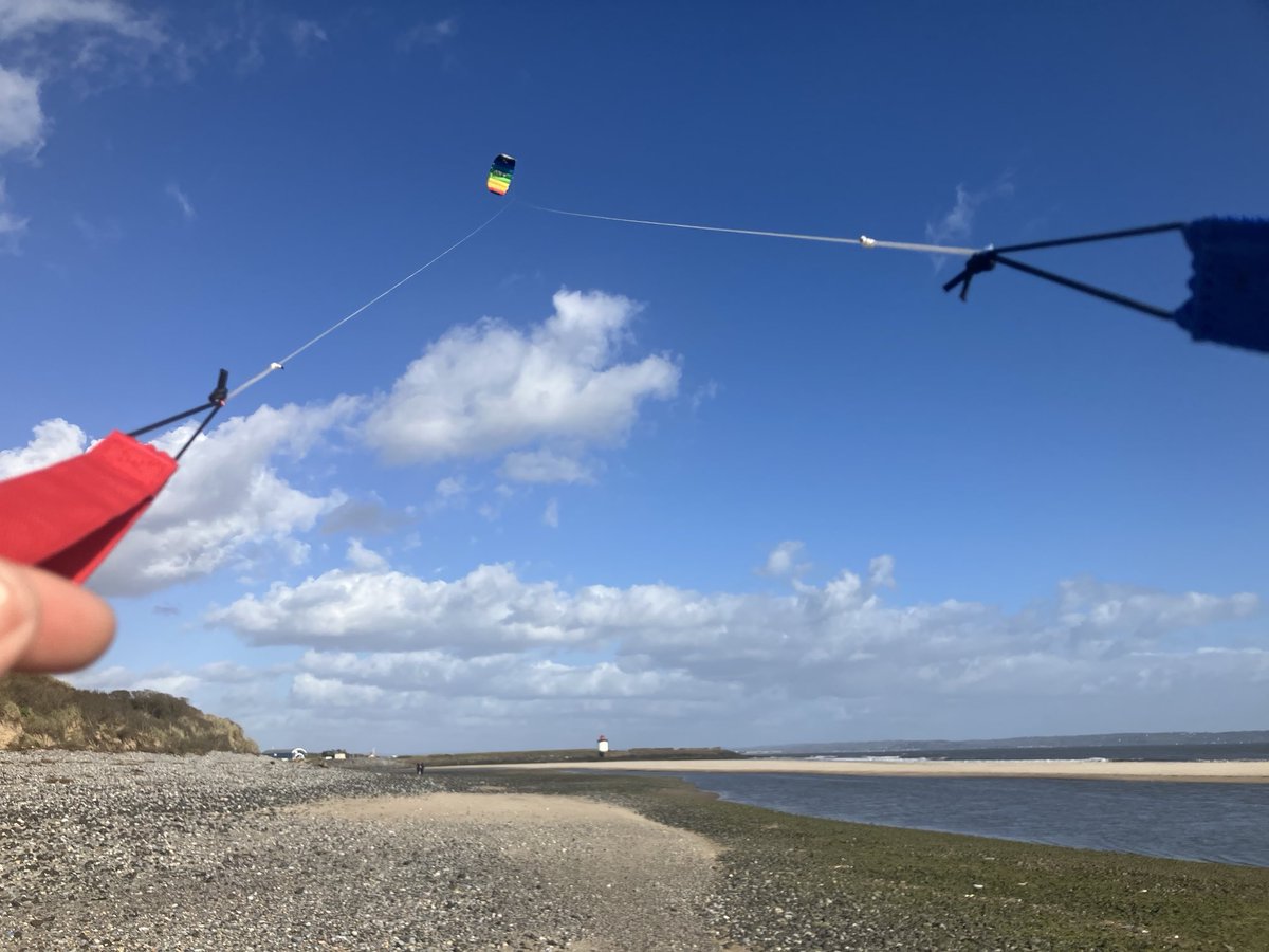 dingodai's tweet photo. No surf this afternoon so extreme kite flying it is. https://t.co/VJKNgyCJ3F