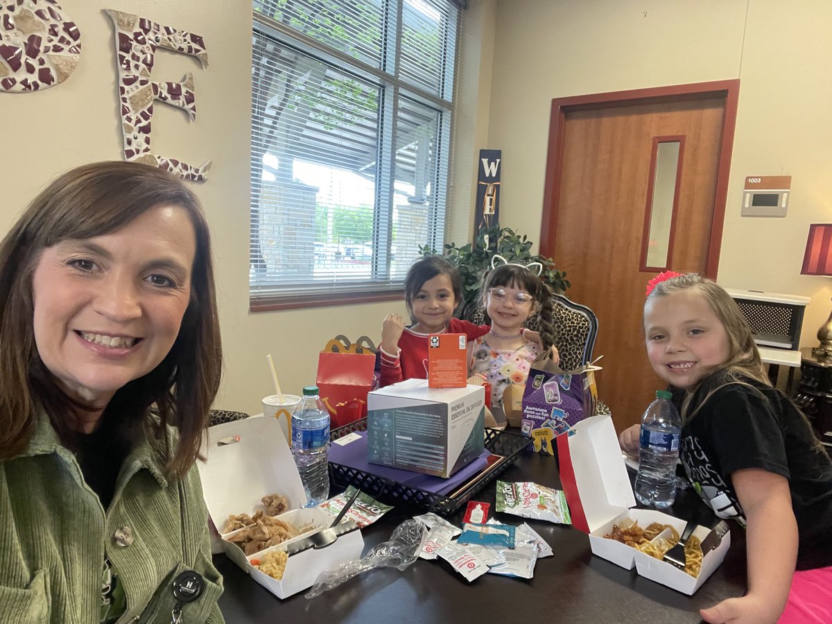 Reward lunch with some 1st graders from our BINGO raffle night! Great conversation and so fun! ⁦@HumbleISD⁩ ⁦@ASE_PTOHumble⁩