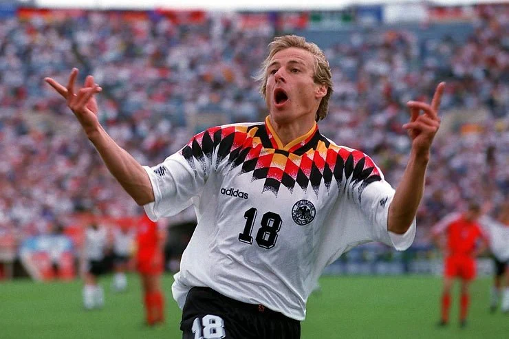 MorningBrew's tweet photo. A huge win for Nike is an even bigger loss for Adidas

Germany's national football team announced it's switching to Nike as its kit supplier in 2027

Adidas has been Germany's partner for over 70 years

Definitely the end of an iconic era https://t.co/tSsbtXbvuZ
