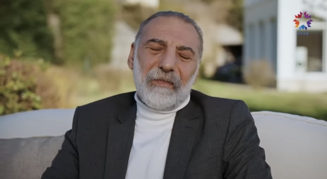 kamerryeo's tweet photo. "Alma mazlumun ahını çıkar Aheste AHESTE." 😔 (Ben EZEL den geldim.)
"Bir anası var,öyle güzel öyle masum.Kocasi çekmiş gitmiş.Birakmis onlari yüzüstü.😩😩"
Kıza mı üzüleceksin?
Anasına mi ?
Ne yani Korhanlar onların da mı başını yakmış? #yalicapkini #nuket
#FeritKorhan https://t.co/5iSuyAwk3T