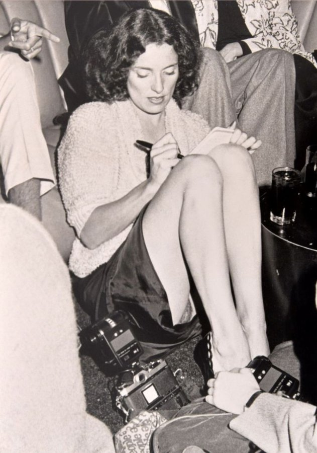 Viejos tiempos, años 70. Ser elegante era y es, sobre todo, cuestión de actitudes. De saber estar. Una señora de verdad es una señora siempre, admirable en cualquier circunstancia.