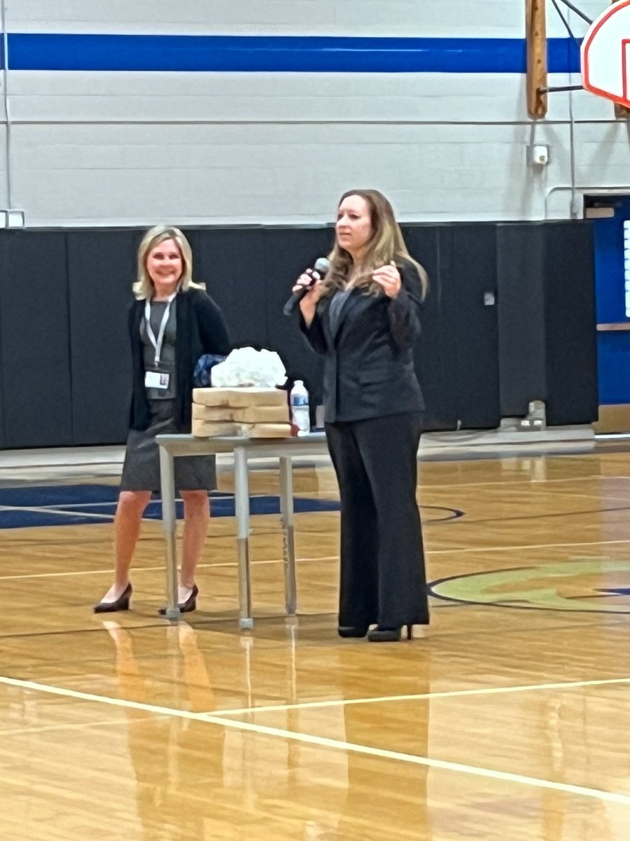 ThompsonD303's tweet photo. TMS welcomed Mayor Vitek and Kane County State's Attorney Jamie Mosser today in support of 7th Grade Social Studies' current study of the Executive &amp; Judicial Branches of Gov't. They answered questions, shared how young people can get involved in gov't, and their responsibilities https://t.co/2YBMg3tTsK