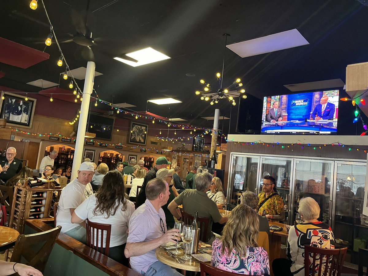 @StetsonMBB @StetsonHatters Several watch parties in Downtown DeLand including The Elusive Grape with the Mayor! The excitement is starting to build! #AllHats