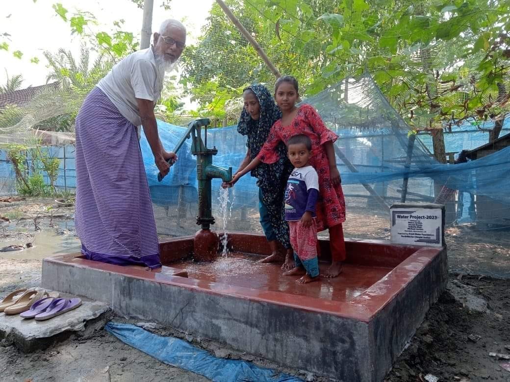 YouthNetGlobal's tweet image. 🇧🇩 Coastal communities face immense #water challenges, impacting women &amp;amp; children the hardest. 

#Salinity in Satkhira worsens living standards daily. 

Glad to report progress post #COP26: #Rochdale community pledges support, installing 16 tubewells each in #Khulna. #WaterDay