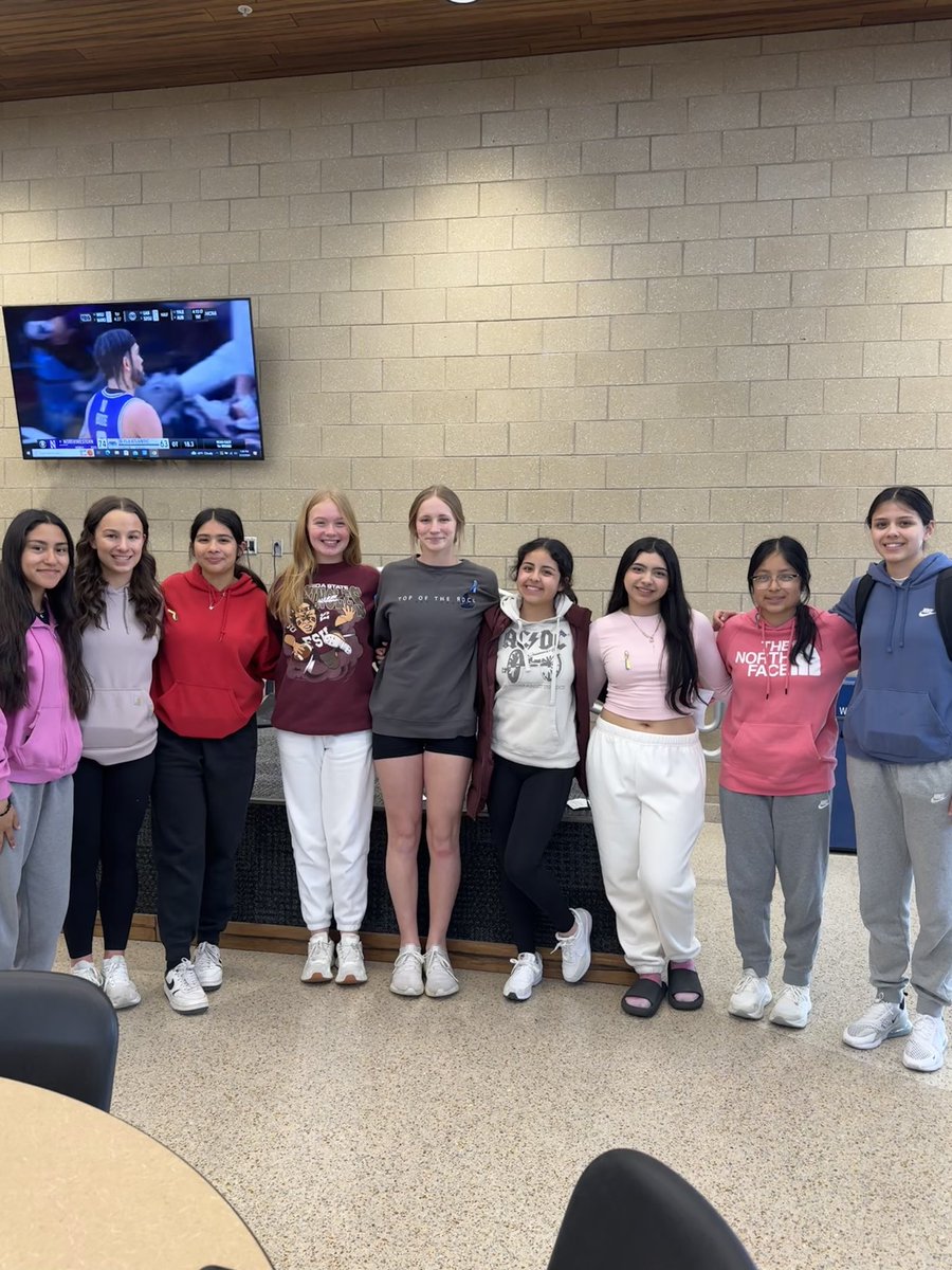 Congrats new NHS inductees! Way to represent girls soccer! You make your coaches so proud!! 🤓🤓
