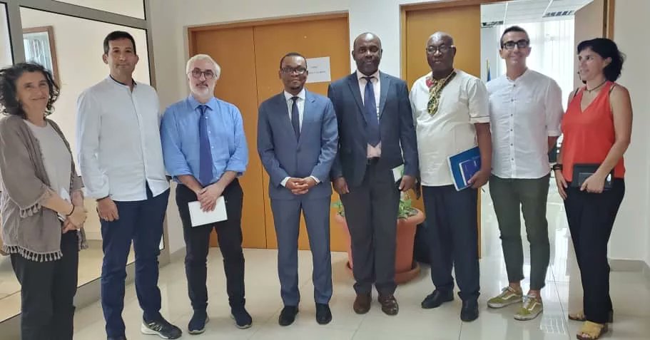 🗓Recibe el Ministro del #MINSABS a la delegación del Instituto Carlos III y @fundacionCSAI  tras varios días de trabajo con las DGs de #SaludPública,  #VIH y #Planificacion para intercambiar los resultados globales de dicha visita.

Hilo:👇👇👇