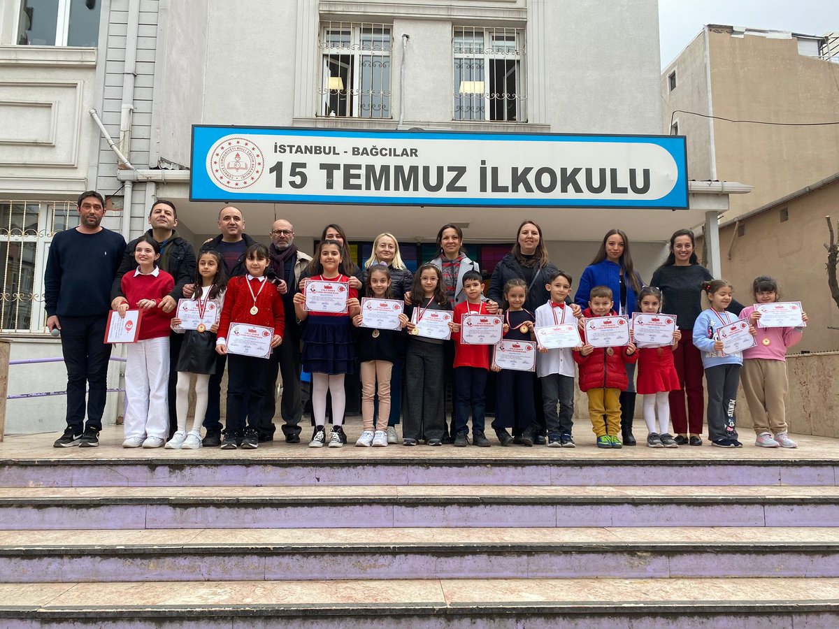 15Temmuzio's tweet photo. Okulumuzda düzenlenen İstiklal Marşımızı Ezbere En Güzel Okuma Yarışması' nda dereceye giren öğrencilerimize ödülleri 12 Mart İstiklal Marşımızın Kabulü ve Mehmet Akif Ersoy'u Anma günü töreninde verildi.
@istanbulilmem @BagcilarMem @19_mstfylmz https://t.co/v2vrhZz5MW