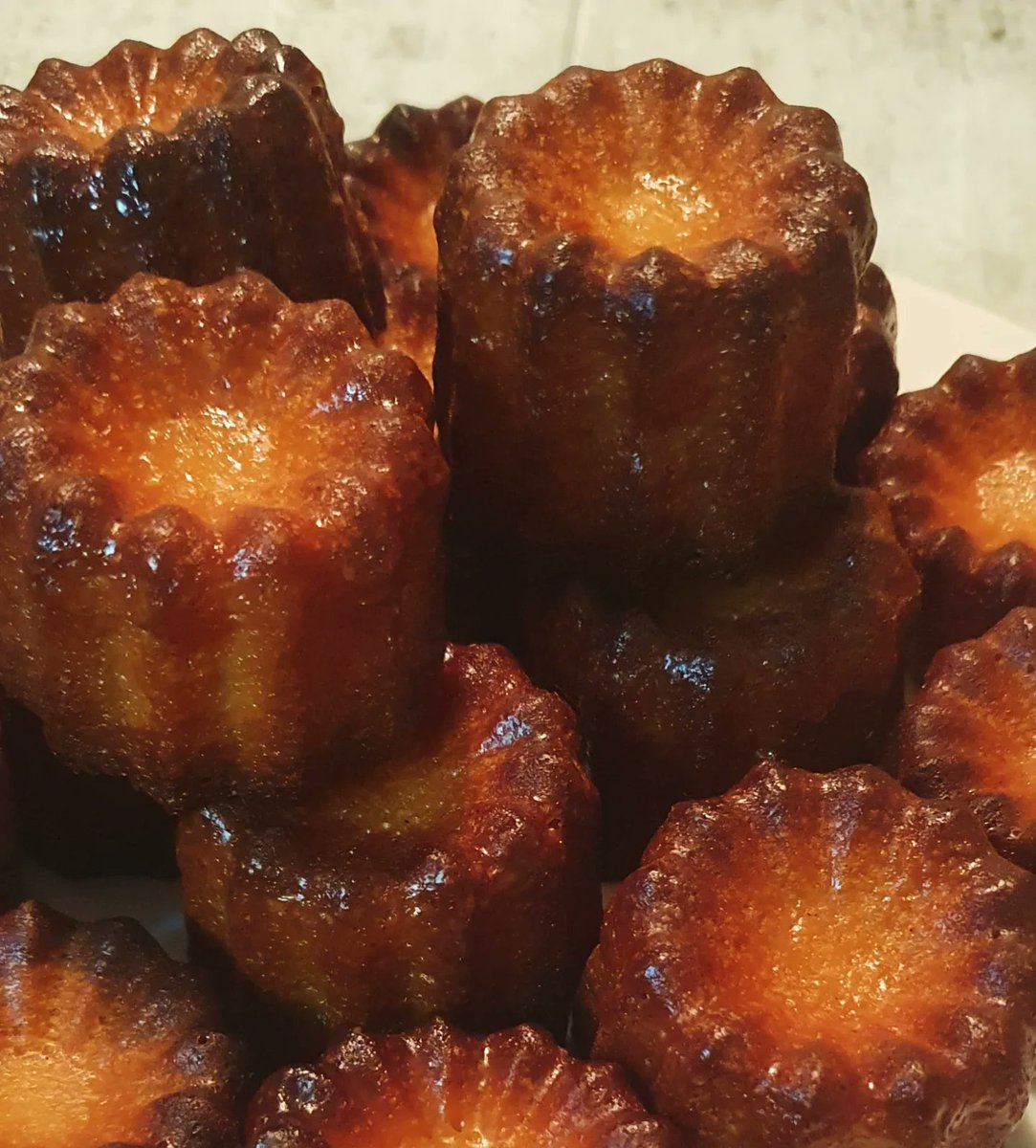 quooking's tweet photo. À défaut d'avoir du soleil en ce moment, on se réchauffe l'esprit avec une première pour moi : Des cannelés ! 🌞
Ce classique de la pâtisserie avec sa pâte moelleuse et sa croûte de caramel croquante reste un indémodable 😋

#cannelé #vanille #caramel #pastrylover https://t.co/HRZhZTCyCM