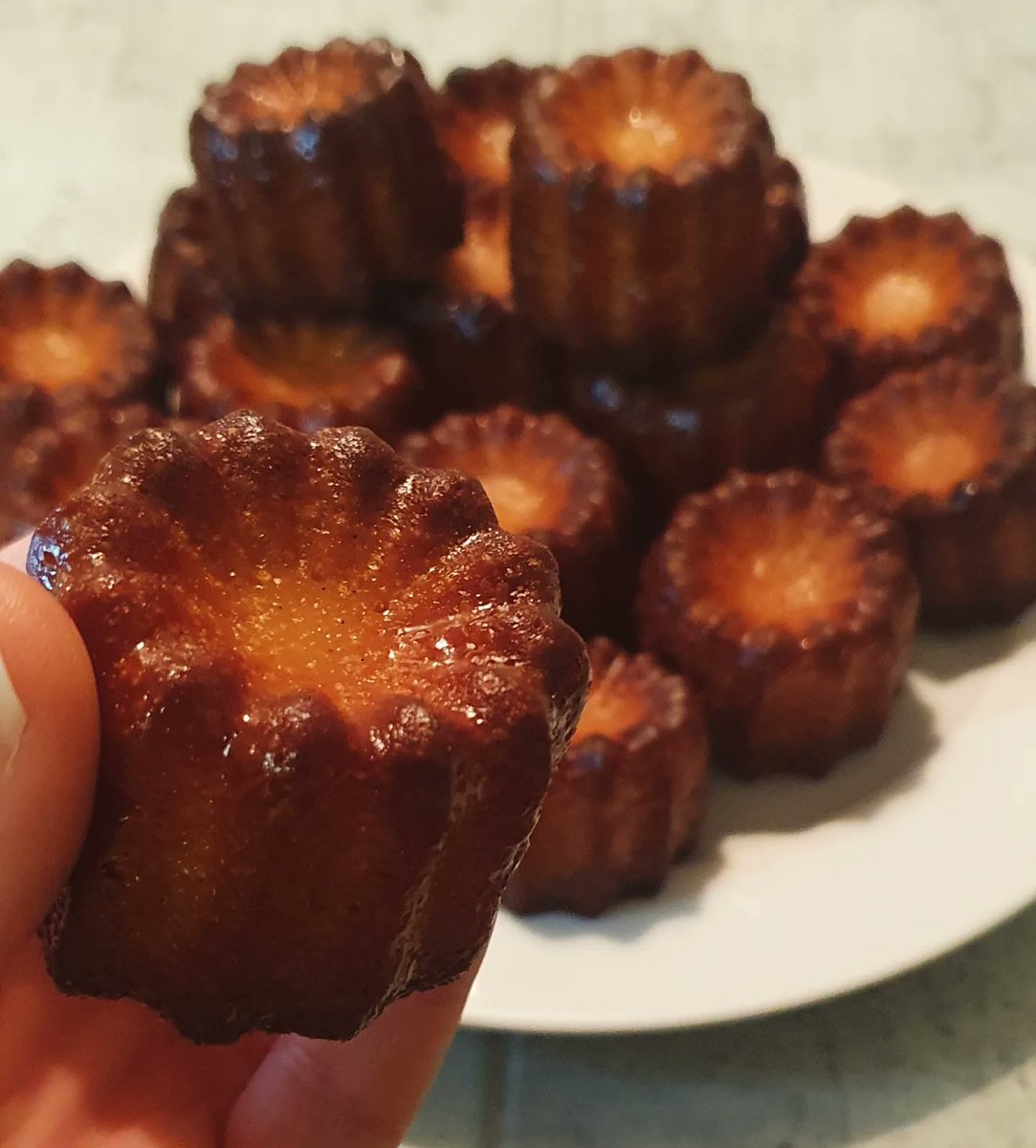 quooking's tweet photo. À défaut d'avoir du soleil en ce moment, on se réchauffe l'esprit avec une première pour moi : Des cannelés ! 🌞
Ce classique de la pâtisserie avec sa pâte moelleuse et sa croûte de caramel croquante reste un indémodable 😋

#cannelé #vanille #caramel #pastrylover https://t.co/HRZhZTCyCM