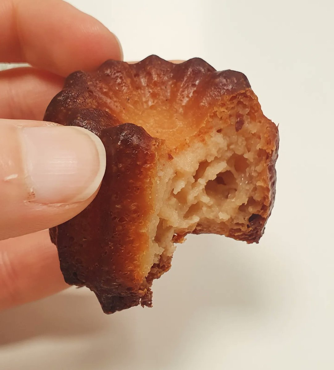 quooking's tweet photo. À défaut d'avoir du soleil en ce moment, on se réchauffe l'esprit avec une première pour moi : Des cannelés ! 🌞
Ce classique de la pâtisserie avec sa pâte moelleuse et sa croûte de caramel croquante reste un indémodable 😋

#cannelé #vanille #caramel #pastrylover https://t.co/HRZhZTCyCM