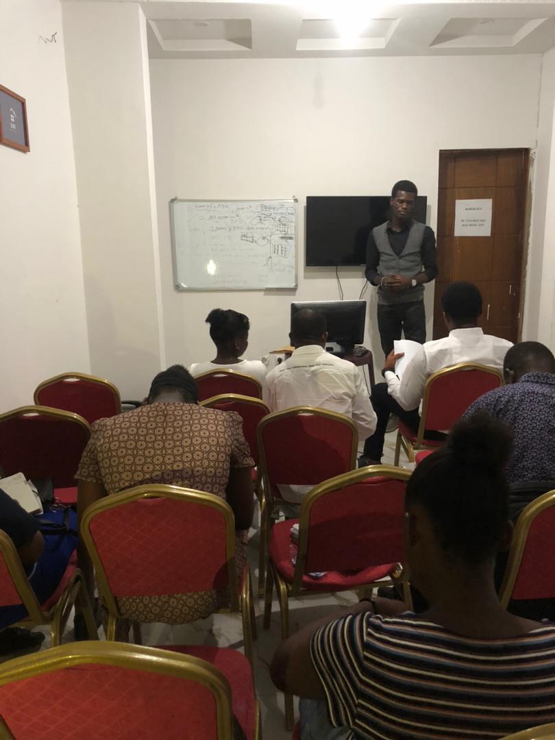 gedeon_mombenga's tweet photo. #FormationEnArtOratoire: Du 04 au 15 mars dernier, à travers @oratorschool243 ns avons formé les jeunes en #art_oratoire (prise de parole en public), étant l'un de formateur,je me réjouis à chaque session de voir cment ils expérimentent Du combat au plaisir de parler en public. https://t.co/rfpoDSMijT