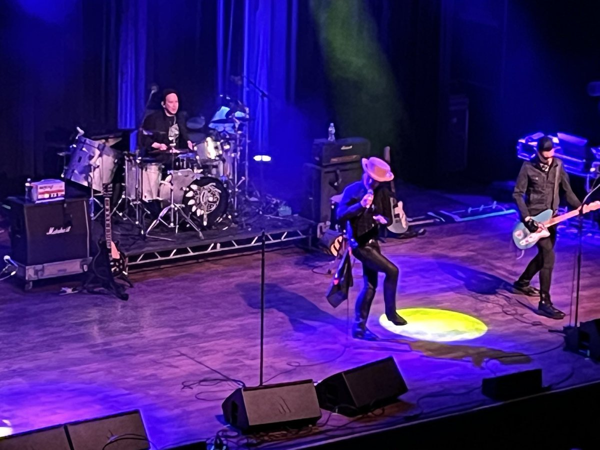 Abisson's tweet photo. @adamaofficial  Thank you for an Amazing performance last night in St. Louis! https://t.co/tkqIigmmDJ