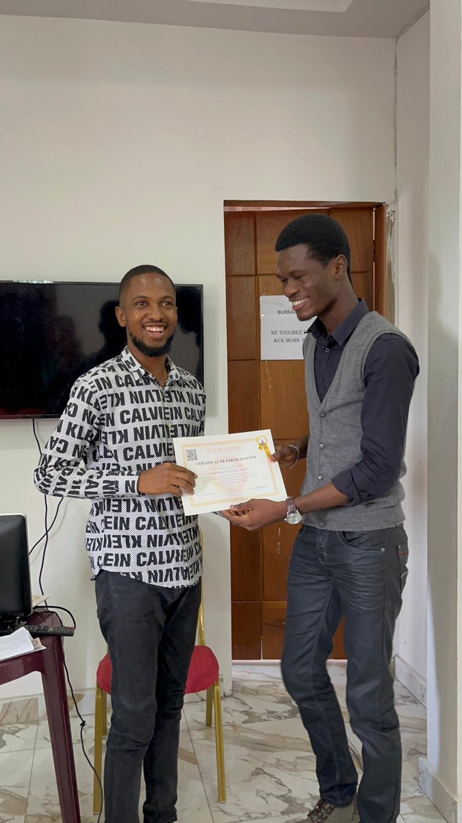gedeon_mombenga's tweet photo. #FormationEnArtOratoire: Du 04 au 15 mars dernier, à travers @oratorschool243 ns avons formé les jeunes en #art_oratoire (prise de parole en public), étant l'un de formateur,je me réjouis à chaque session de voir cment ils expérimentent Du combat au plaisir de parler en public. https://t.co/rfpoDSMijT