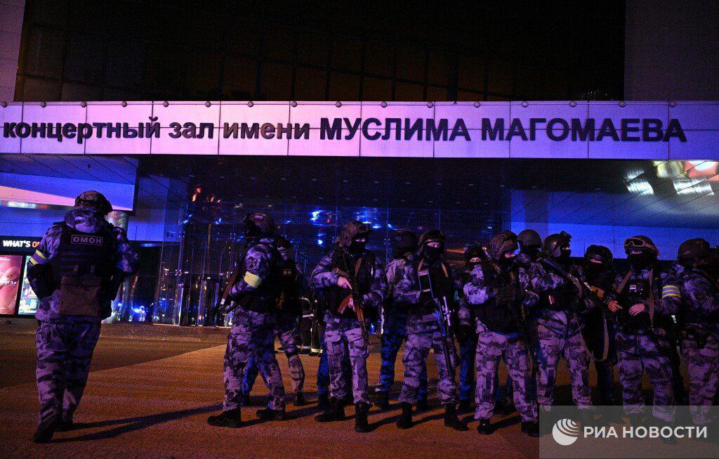 herqles_es's tweet photo. 🇷🇺 | El 112 confirma 140 víctimas hasta el momento en el atentado de Crocus, mientras se desatan las especulaciones sobre la autoría: 

- La primera hipótesis es que se trata de terroristas isalamistas. 

- La segunda que se trata de un ataque ucraniano coordinado con los ataques de Belgorod. 

- En tercer lugar algunos señalan a servicios de inteligencia extranjeros.