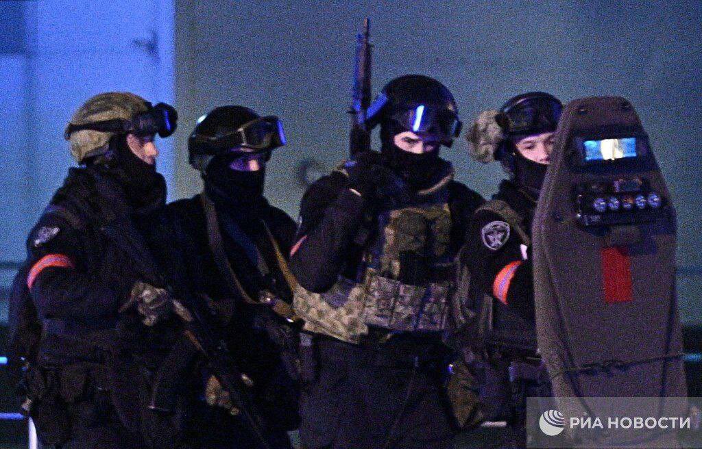 herqles_es's tweet photo. 🇷🇺 | El 112 confirma 140 víctimas hasta el momento en el atentado de Crocus, mientras se desatan las especulaciones sobre la autoría: 

- La primera hipótesis es que se trata de terroristas isalamistas. 

- La segunda que se trata de un ataque ucraniano coordinado con los ataques de Belgorod. 

- En tercer lugar algunos señalan a servicios de inteligencia extranjeros.