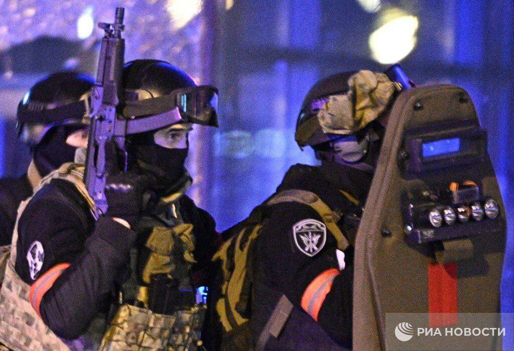 herqles_es's tweet photo. 🇷🇺 | El 112 confirma 140 víctimas hasta el momento en el atentado de Crocus, mientras se desatan las especulaciones sobre la autoría: 

- La primera hipótesis es que se trata de terroristas isalamistas. 

- La segunda que se trata de un ataque ucraniano coordinado con los ataques de Belgorod. 

- En tercer lugar algunos señalan a servicios de inteligencia extranjeros.