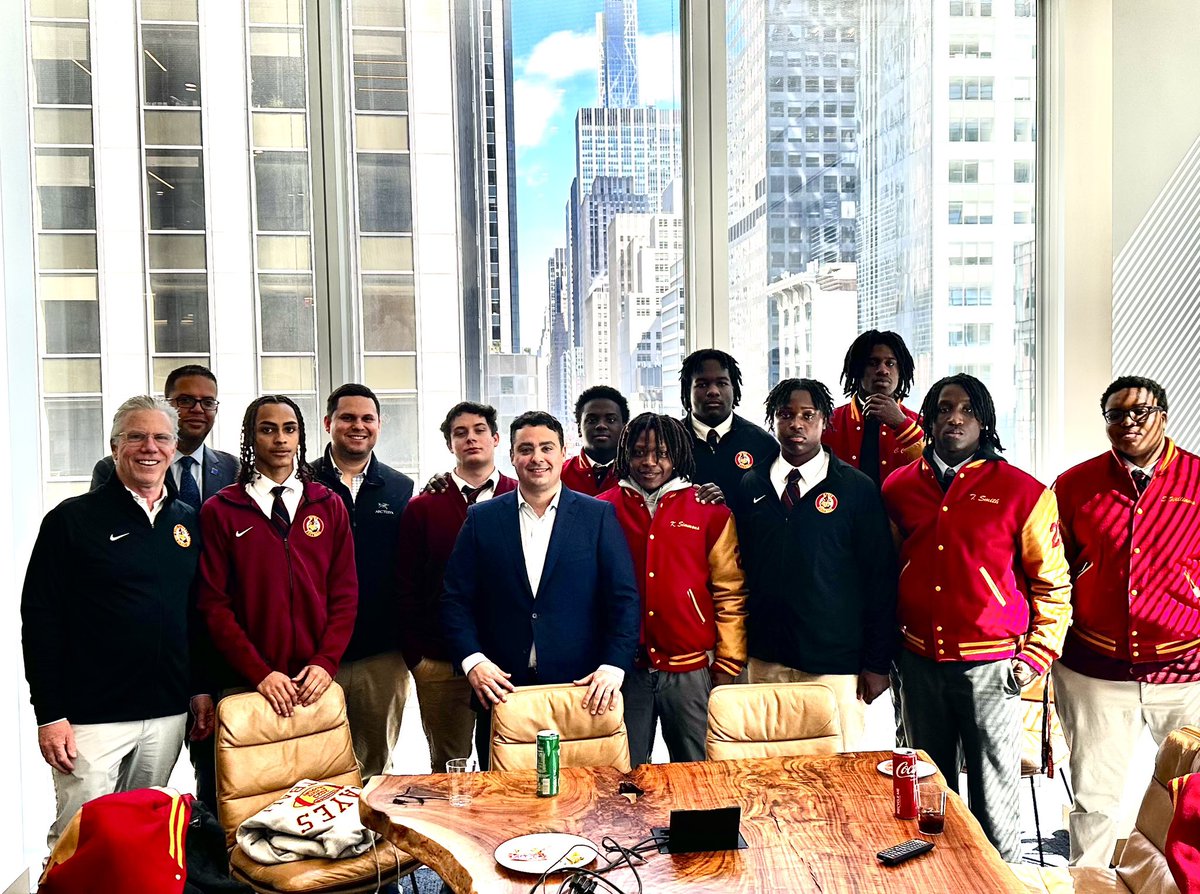 Our Hayesman had an amazing experience at their visit to <a href="/BankofAmerica/">Bank of America</a>. Thank you to <a href="/Hudson1Jerry/">Jerry Hudson</a> and his colleagues for hosting us and making sure the experience was a rewarding one! #UpHayes #FromGrandConcoursetoWallStreet