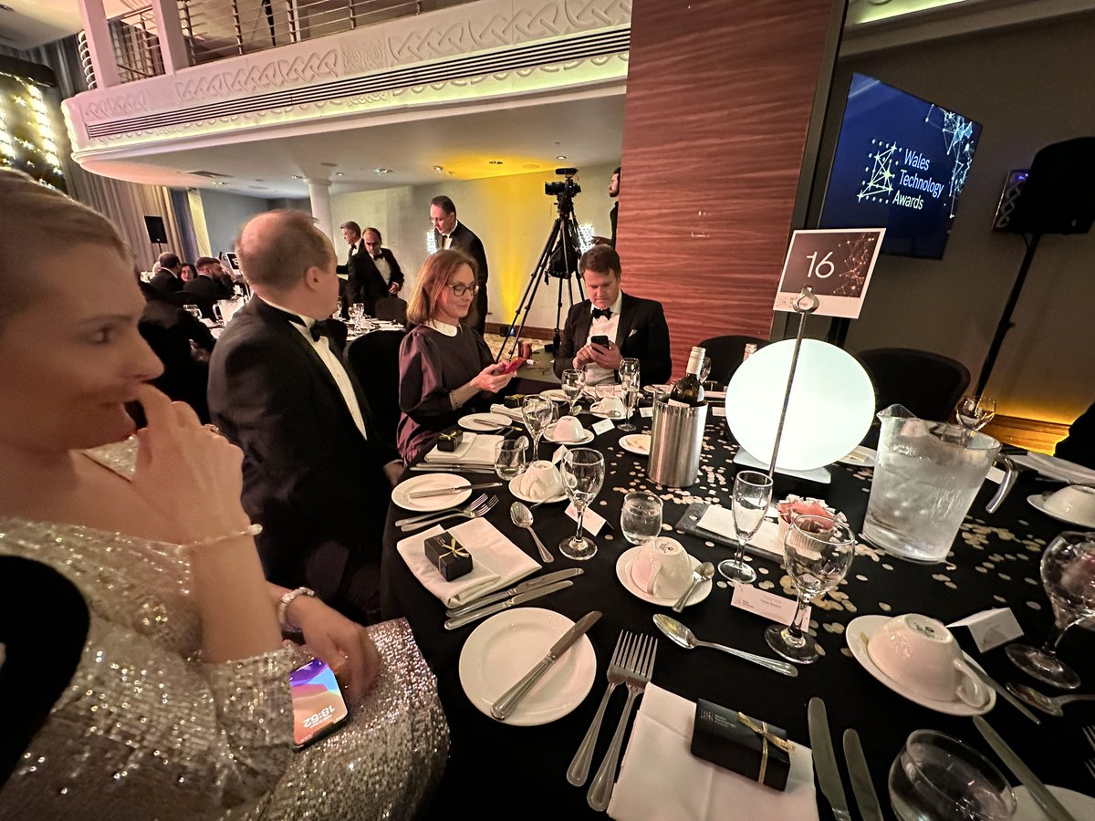 antonyxhill's tweet photo. Looks like a busy night at @tecnologyconnx  #vishay #semiconductors #newport #southwales https://t.co/RrGj9KxtFY