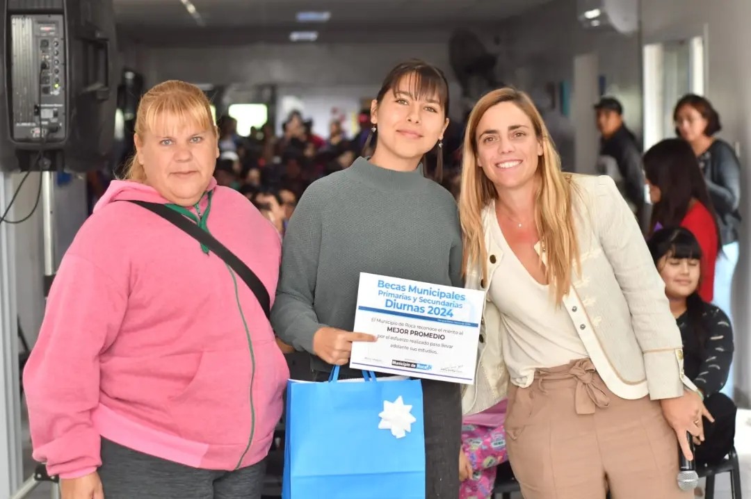 Orgullo Roquense: acompañé a la intendenta <a href="/MaEmiliaSoria/">María Emilia Soria</a> en la entrega de 2600 becas municipales de estudio para chicos de primaria, secundaria y CECIs.
A pesar del desfinanciamiento nacional, en Gral Roca vamos a seguir acompañando la Educación Pública como hacemos hace 20 años