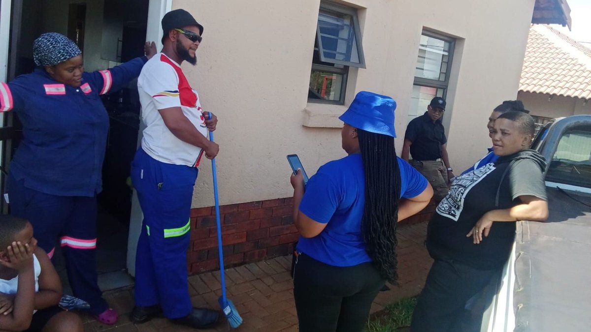 DA_NCape's tweet photo. 🔵It is time to rescue the Northern Cape from crime, corruption, cadre deployment, unemployment and loadshedding.

The DA did D2D in Ward 13 Wrenchville.

Join the mission to #RescueSA 

#MakingtheNCblue https://t.co/SJZ55Ry4Df