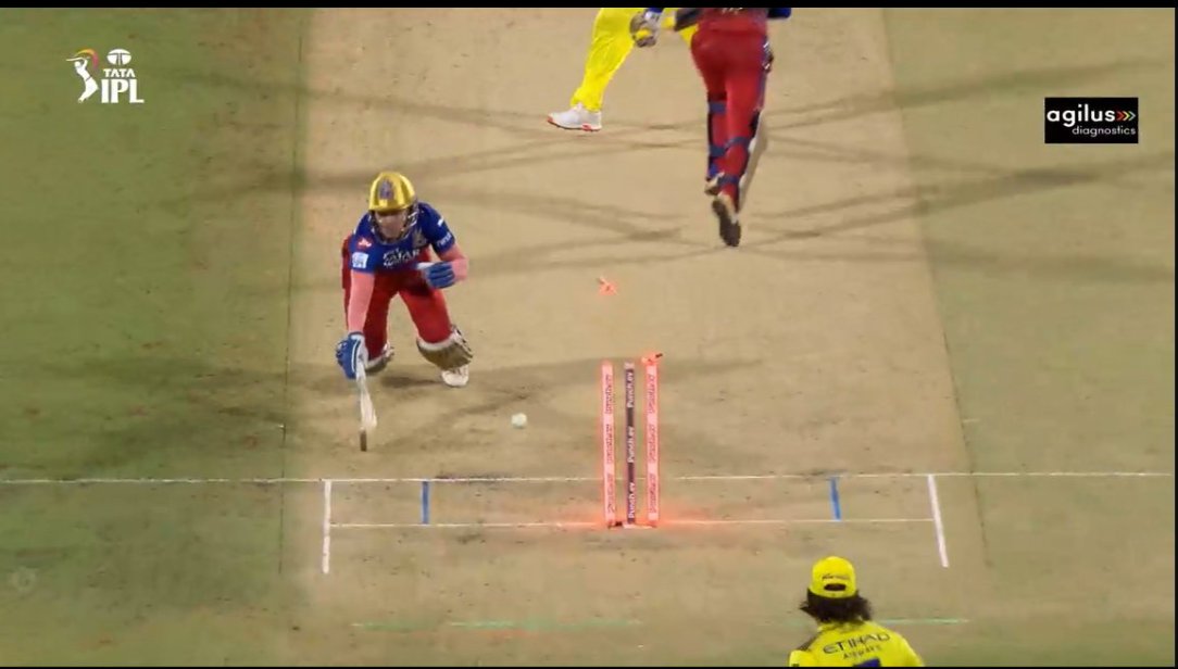 Sandeep_twcheck's tweet photo. Dhoni finishes off in style 
A magnificent run out in the end.
Comes after 300 days and still got those skills intact.#CSKvsRCB
#MSDhoni #IPL2024 https://t.co/3KHsZRjl8r